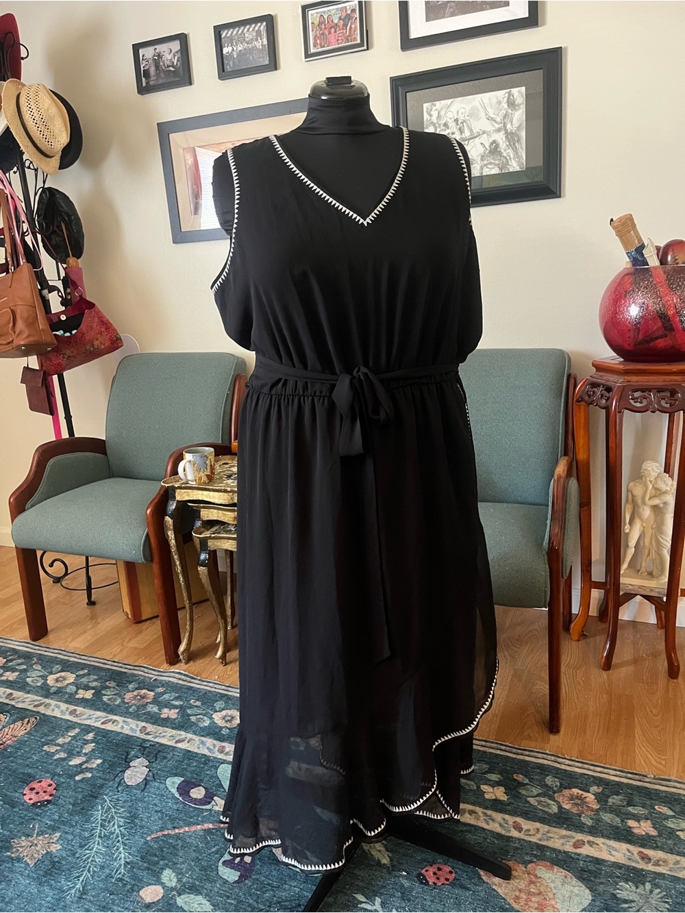 Vince Camuto Black Sleeveless V-Neck Tie-Waist Maxi Dress with Contrast Trim